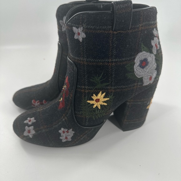 Indigo Rd. Flannel Plaid Floral Embroidered Ankle Booties Gray Multicolor 9 - Picture 1 of 7